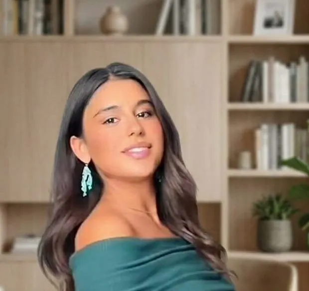 Ritratto di Cristiana Banchetti, co-fondatrice di Holally, con un abito verde.